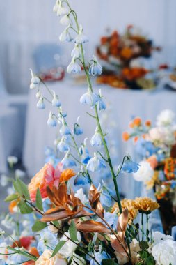 Bir restoranda düğün resepsiyonu için dekore edilmiş masa. Düğün dekorasyonu..