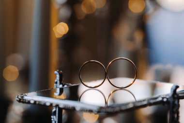 Bir çift altın alyans. İki alyans..