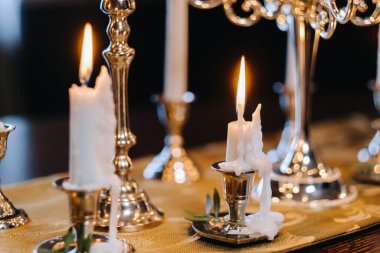 Masada duran mumları yakmak. Mum Işığı Partisi.