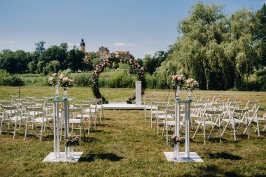 Sokakta düğün töreni için bir yer. Madalyalı düğün yeri.