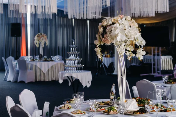 Geschmückter Tisch Für Einen Hochzeitsempfang Restaurant Hochzeitsdekor — Stockfoto