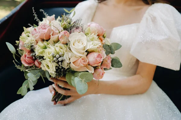 Наречена Тримає Руках Весільний Букет Троянд Весільна Флористика — стокове фото