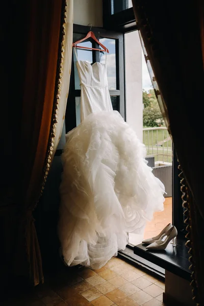 Біла Весільна Сукня Висить Вішалці Біля Вікна — стокове фото