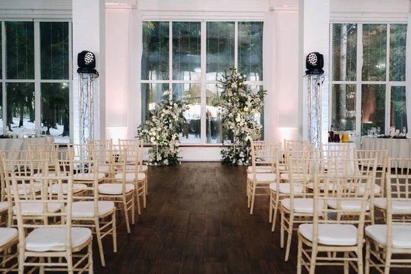 Ein Ort Für Eine Hochzeitszeremonie Inneren Geschmückter Hochzeitsort — Stockfoto