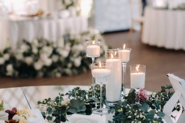 Bir restoranda düğün resepsiyonu için dekore edilmiş masa. Düğün dekorasyonu..