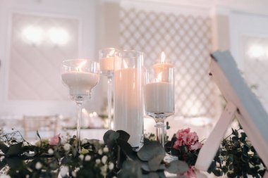 Bir restoranda düğün resepsiyonu için dekore edilmiş masa. Düğün dekorasyonu..