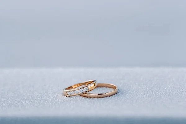 Pair Gold Wedding Rings Snow Two Wedding Rings — Stock Photo, Image