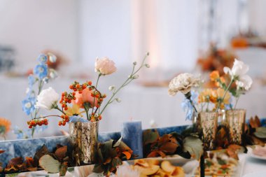 Bir restoranda düğün resepsiyonu için dekore edilmiş masa. Düğün dekorasyonu..