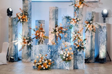 Bir restoranda düğün resepsiyonu için dekore edilmiş masa. Düğün dekorasyonu..