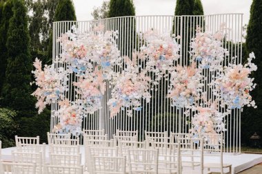 Sokakta düğün töreni için bir yer. Madalyalı düğün yeri.