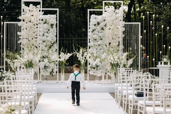 Lugar Para Una Ceremonia Boda Calle Niño Caminando Por Camino —  Fotos de Stock