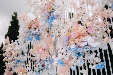 Sokakta düğün töreni için bir yer. Madalyalı düğün yeri.