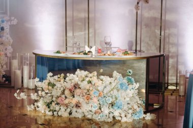 Bir restoranda düğün resepsiyonu için dekore edilmiş masa. Düğün dekorasyonu..