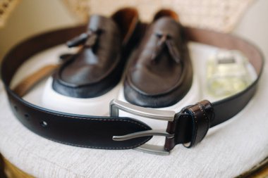 Damat ayakkabıları ve kemeri. Erkek aksesuarları..