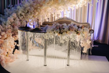 Bir restoranda düğün resepsiyonu için dekore edilmiş masa. Düğün dekorasyonu..