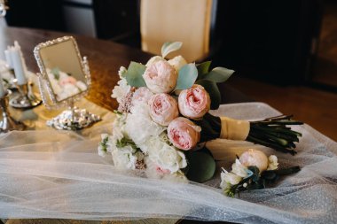 Yüzeyde bir buket gül duruyor. Düğün çiçekçisi..