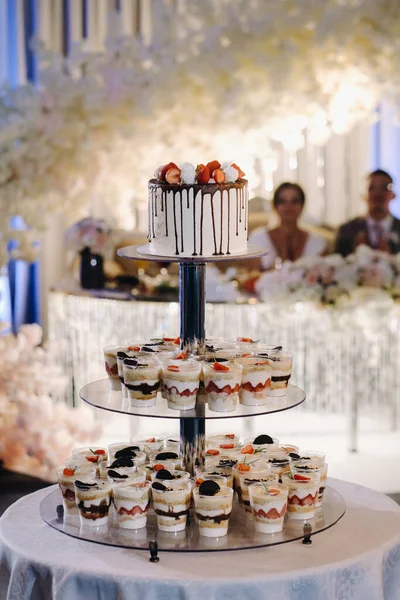Kuchen Und Torten Auf Einem Stand Bei Einer Hochzeit — Stockfoto