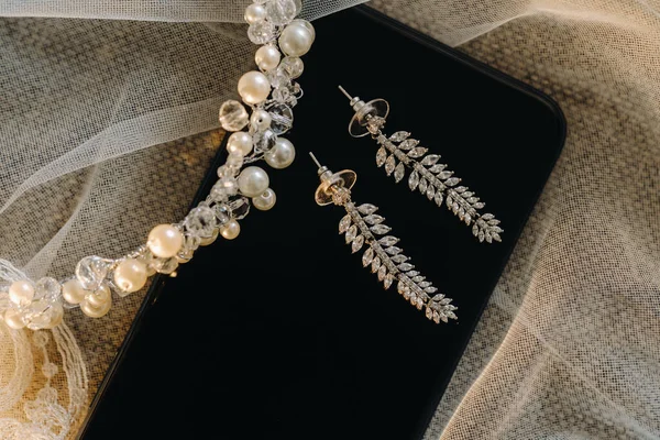 Düğün Günü Evlilik Küpeleri Masanın Üstünde Gelinin Sabahı Mücevher Aksesuarları — Stok fotoğraf