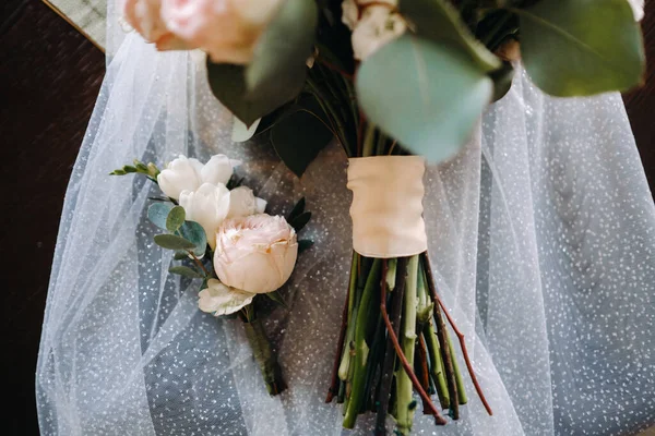 Yüzeyde bir buket gül duruyor. Düğün çiçekçisi..