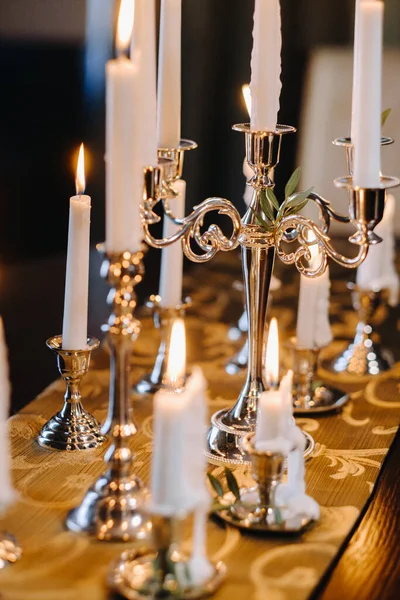 Masada duran mumları yakmak. Mum Işığı Partisi.