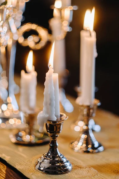 Masada duran mumları yakmak. Mum Işığı Partisi.