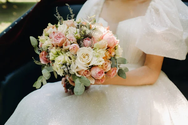 Наречена Тримає Руках Весільний Букет Троянд Весільна Флористика — стокове фото