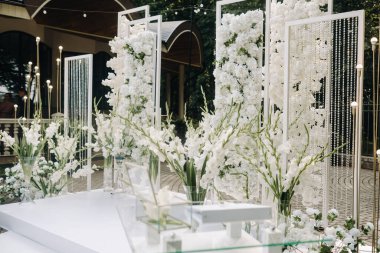 Sokakta düğün töreni için bir yer. Madalyalı düğün yeri.