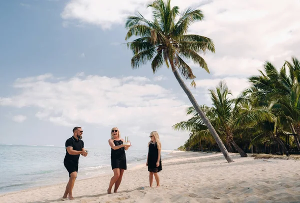 Heureuse Belle Famille Sur Une Plage Tropicale Célèbre Naissance Leur — Photo