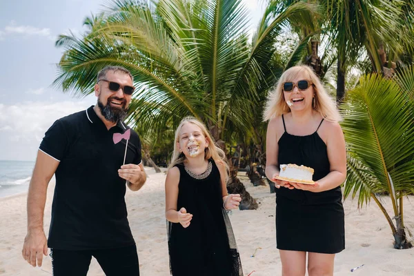 Tropikal Bir Plajda Mutlu Bir Aile Kızlarının Doğumgününü Kutluyor Aile — Stok fotoğraf