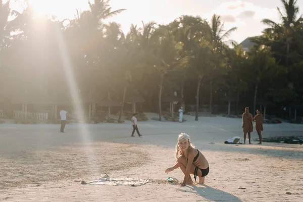 Uma Menina Encantadora Está Deitada Praia Desenhando Areia Uma Menina — Fotografia de Stock