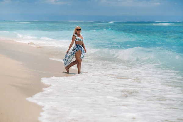 Mujer Joven Traje Baño Relajándose Una Playa Tropical Vacaciones Tropicales — Foto de Stock