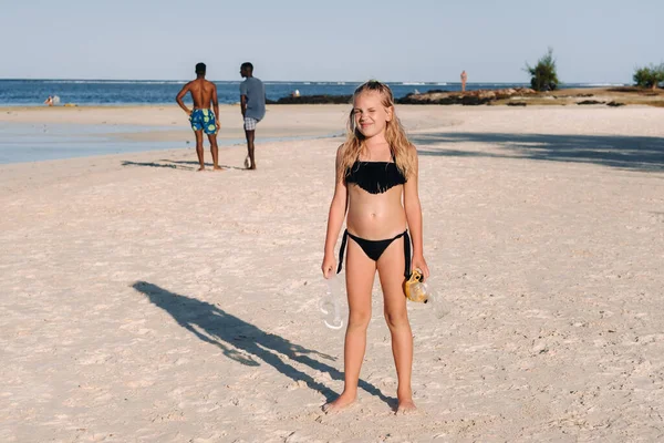 매력적 해변에 그림을 그리고 소녀가 모리셔스 해변에 — 스톡 사진