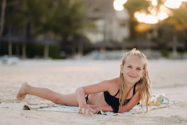 Una Niña Encantadora Yace Playa Dibuja Arena Una Niña Pequeña — Foto de Stock