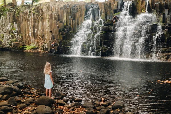 Mała Dziewczynka Stoi Pobliżu Wodospadu Rochester Wyspie Mauritius Wodospad Dżungli — Zdjęcie stockowe