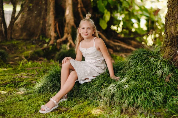 Een Vrouw Met Een Grote Hoed Lange Jurk Poseert Mauritius — Stockfoto