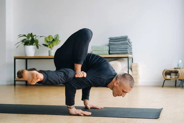 Hombre Ropa Deportiva Negra Hace Yoga Pie Sobre Sus Manos — Foto de Stock