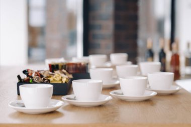 Masada duran çay fincanları...