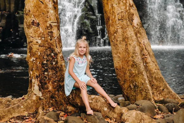 Uma Menina Fica Perto Cachoeira Rochester Ilha Maurícia Uma Cachoeira — Fotografia de Stock