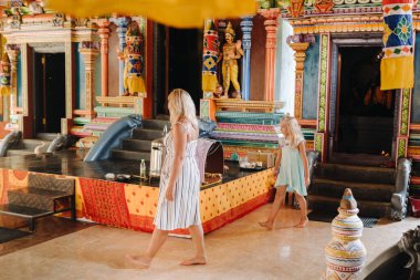 Hint Okyanusu 'ndaki Mauritius adasındaki bir Hint tapınağında yaşayan insanlar..