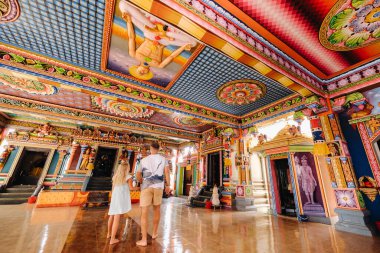 Hint Okyanusu 'ndaki Mauritius adasındaki bir Hint tapınağında yaşayan insanlar..