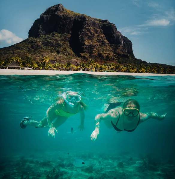 Une Petite Fille Mère Nagent Masqués Sous Eau Près Plage — Photo