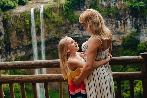 Mãe Filha Estão Abraçando Perto Uma Cachoeira Chamarel Park Ilha — Fotografia de Stock