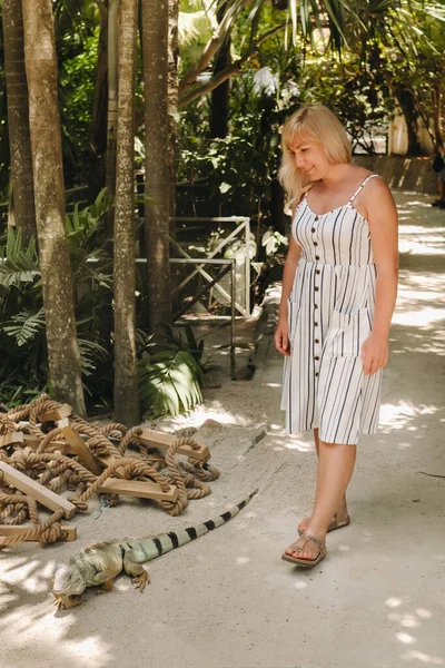 Holka Chodí Zoo Vedle Leguána Ostrově Mauricius — Stock fotografie