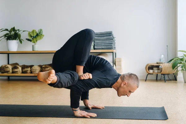 Hombre Ropa Deportiva Negra Hace Yoga Pie Sobre Sus Manos — Foto de Stock