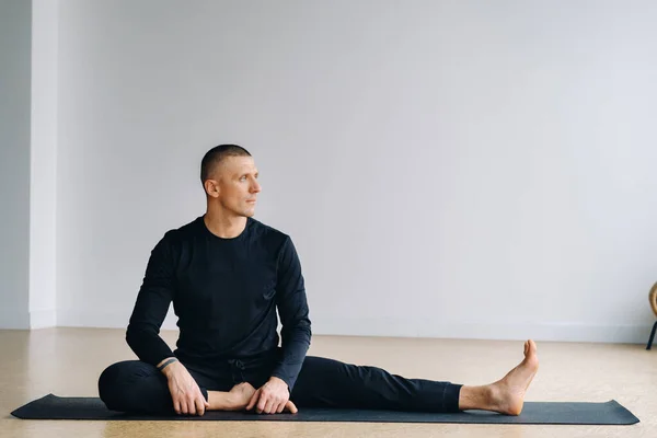 Hombre Con Ropa Deportiva Entrena Acostado Haciendo Estiramientos Gimnasio — Foto de Stock