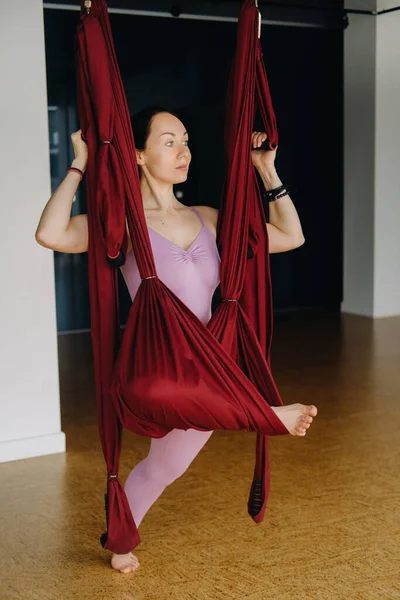 Gadis Itu Terlibat Dalam Yoga Udara Melakukan Latihan Peregangan Pada — Stok Foto