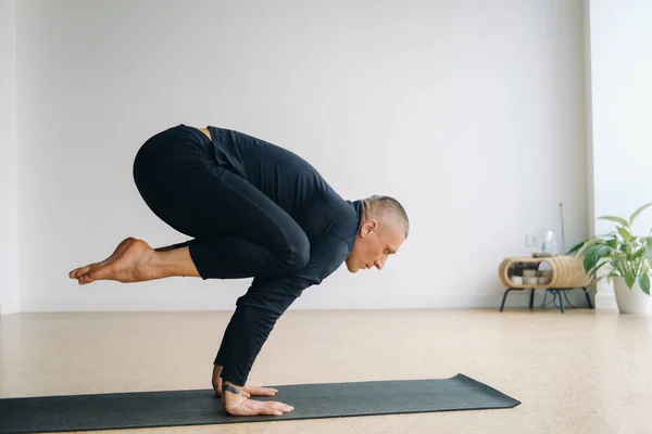 Hombre Ropa Deportiva Negra Hace Yoga Pie Sobre Sus Manos — Foto de Stock