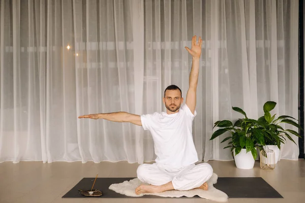 Hombre Ropa Deportiva Blanca Está Haciendo Yoga Con Una Sala — Foto de Stock