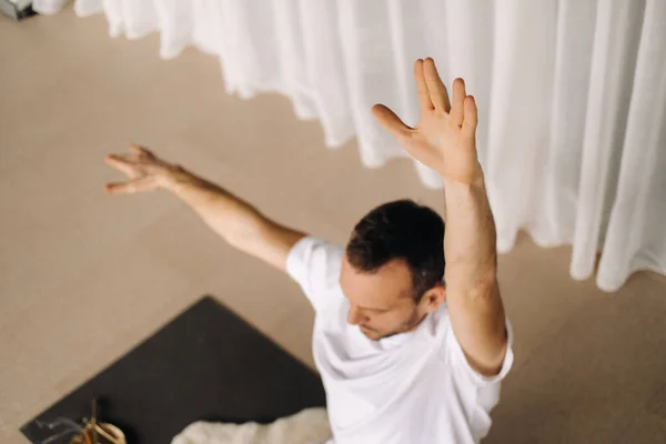 Een Man Witte Sportkleding Doet Yoga Met Een Fitnessruimte Het — Stockfoto