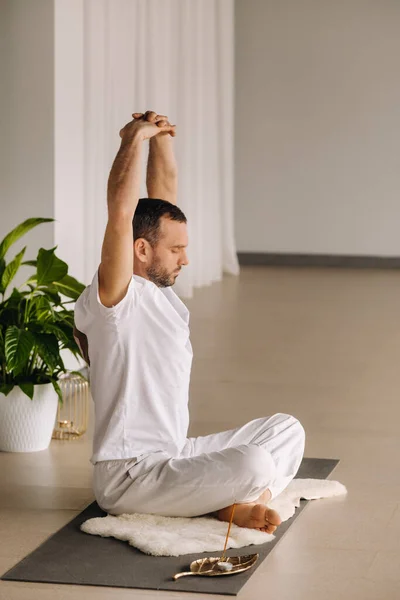 Hombre Ropa Deportiva Blanca Está Haciendo Yoga Con Una Sala — Foto de Stock